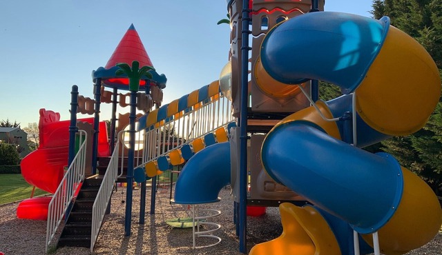 Private. Heated Pool/Spa. Giant Playground. Soccer & Cricket Pitch. Pet Friendly