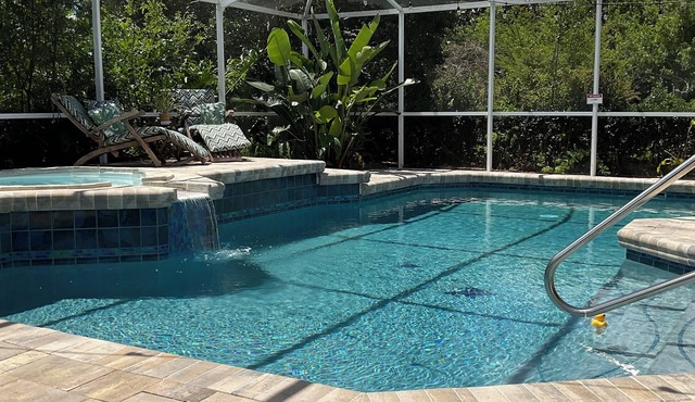 Private Heated Pool and Hottub , Pet Friendly, New Golf Cart , Close to shopping