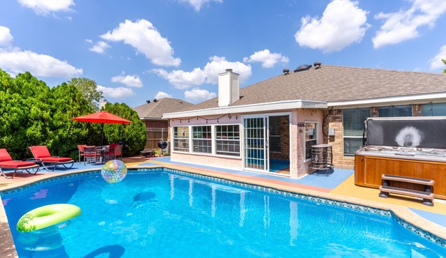 Private Heated Pool, Big Hot Tub, Fenced Yard, Fire Pit, 6 TVs, & Stone Floors