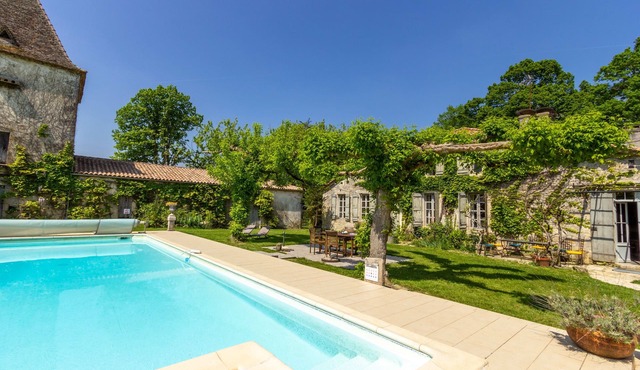Private heated pool, quiet, short drive to historical towns, shops, wine tasting