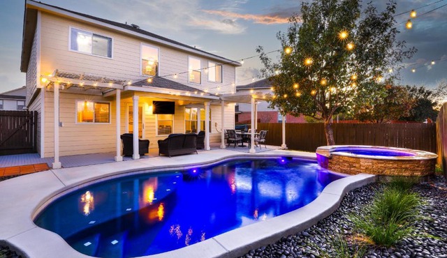 Private Heated Pool & Hot Tub, 4BR Gameroom