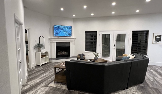 Private Heated Pool & Hot Tub - Centrally Located Upscale 4-Bedroom Home