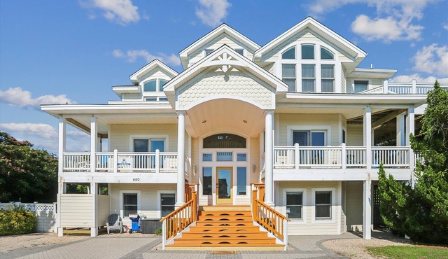 Private heated pool, hot tub, Pool table, pet friendly. 9 Bdrm w/10th sleeping area