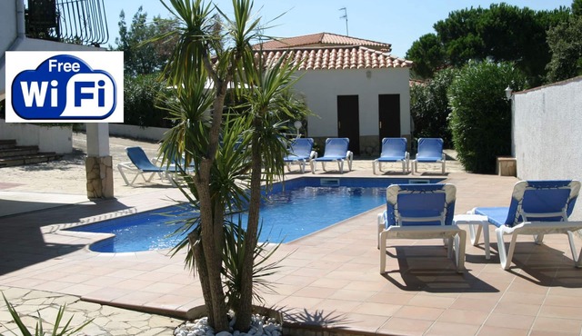 PRIVATE HEATED POOL, LOUNGE AIR CONDITIONING, SLEEPS 8, FREE WIFI, CARPORT