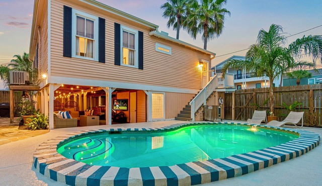 Private heated pool + outdoor oasis. 3 blocks to the beach!