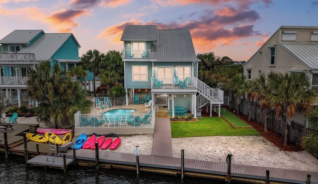PRIVATE HEATED POOL, PRIVATE BEACH, PICKLEBALL/TENNIS/BASKETBALL. BOAT DOCK