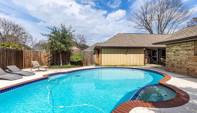Private Heated Pool & Pet-Friendly Family Retreat Near Dallas Attractions