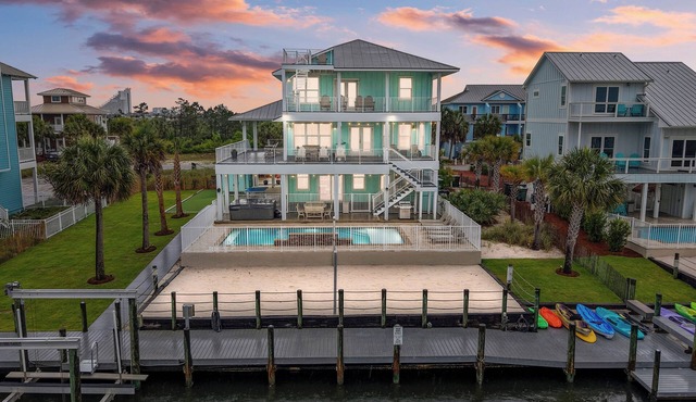 PRIVATE HEATED POOL/SPA, PRIVATE BEACH, VOLLEYBALL & PICKLEBALL. BOAT DOCK