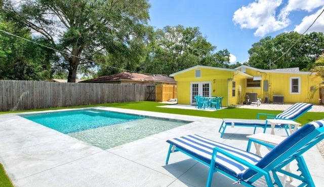 Private Heated Pool, Turfed Putting Green Retreat