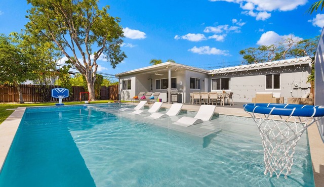 Private heated pool paradise with spa 5 Min from beach!
