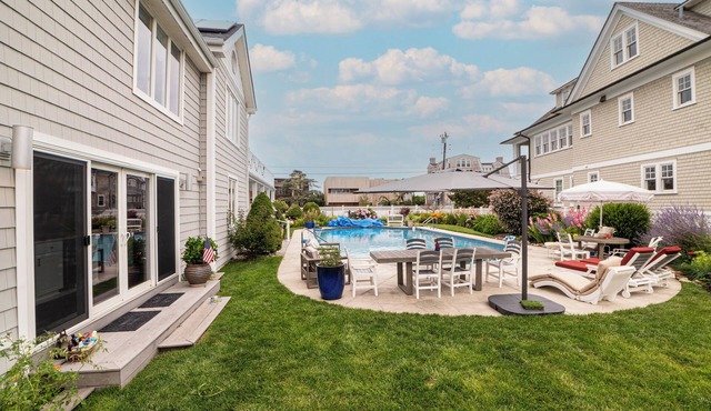 Private heated pool, Pet friendly, Walk to beach and boardwalk! Garden Oasis!