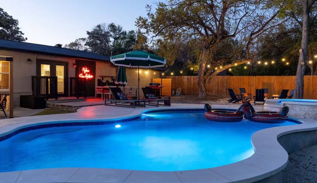 Private Heated Pool, Pickleball Court, Game Room, Central & Near River Walk
