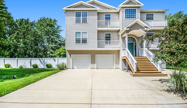 Private heated pool, Lake Michigan, tram to beach, fire pit, gas grill