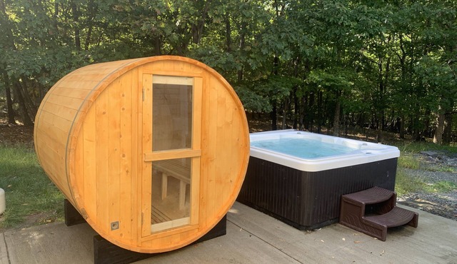 Private heated pool. Secluded 4,500sq.ft Hot tub. game room.