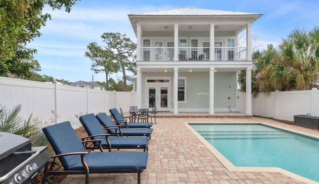 Private Heated Pool ,4 Bikes, Steps to the Beach!
