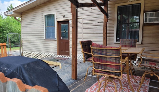 Private Hide-a-way Farmhouse Apartment. Pet Friendly & Horses!