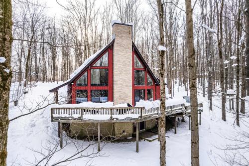 Private Hideaway with Hot Tub - Stylish & Serene