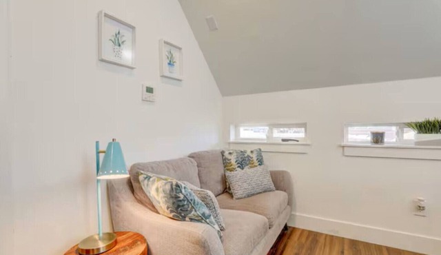 Private Highlands 1BR | Vaulted Ceilings
