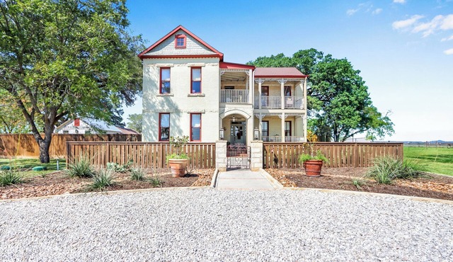 PRIVATE, HILL COUNTRY, 1890's FARMHOUSE WITH HOT TUB ON 1O ACRES, SLEEPS 8.