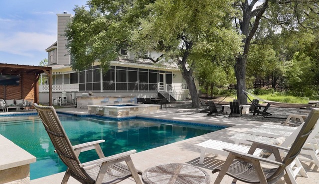 Private Hill Country Retreat: Sleeps 25, Pool, Hot Tub & 30 Mins to Austin