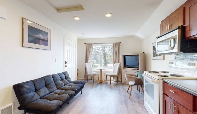 Private Hillside Condo in the Heart of Lincoln City Dog Friendly