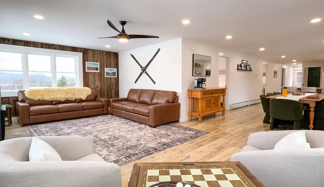 Private, hilltop 6-bedroom house in Stowe. Minutes from Mountain!