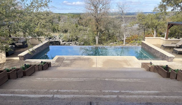 Private Hilltop Hideaway w/resort pool & Outdoor Living