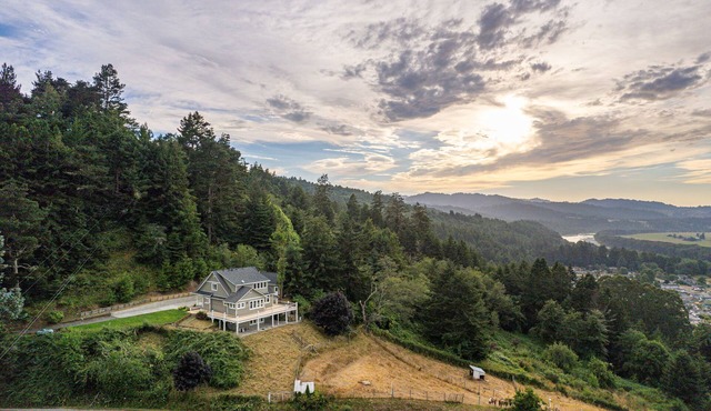 Private Hilltop House with Amazing Views! Close to Ave. of the Giants/State Park