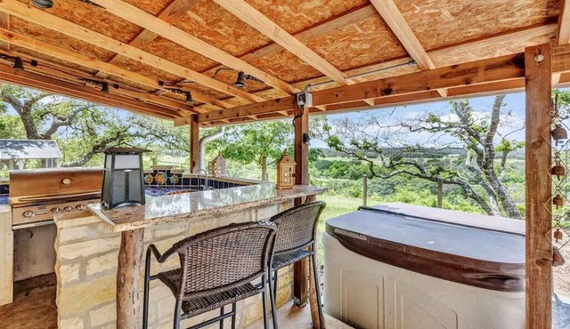 Private Hilltop Farmhouse in Wine Country with Llama, Jacuzzi & Amazing Views