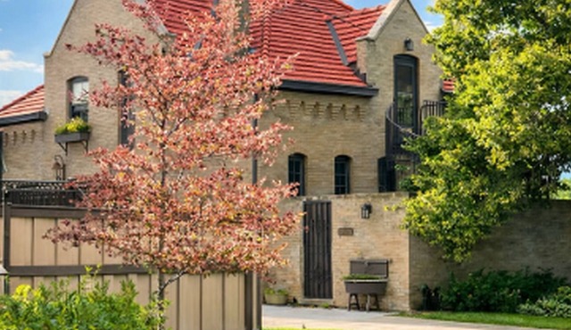 Private Historic Carriage House right in Blackstone - 5 Min to Berkshire Meeting