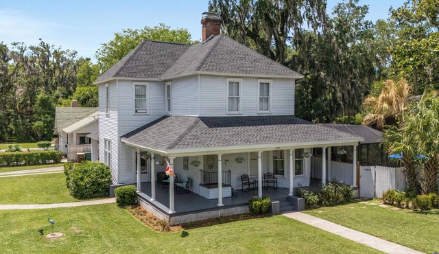 Private historic district apt with pool-suite A