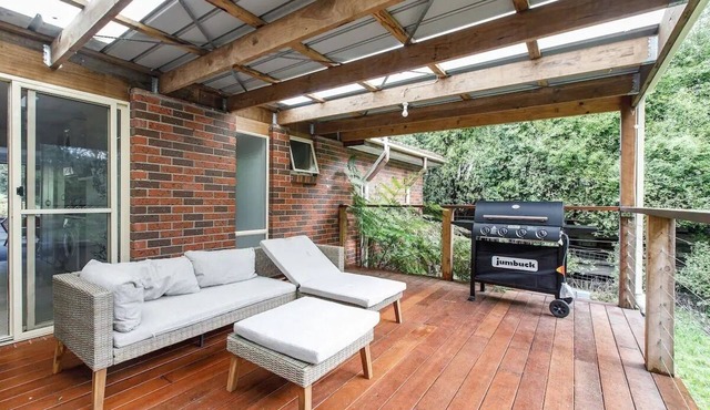 Private Holiday Home With Rain Forest Creek View