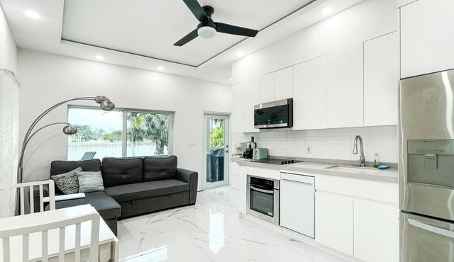 Private Hollywood Guest suite, 1 bedroom, full kitchen, full bathroom