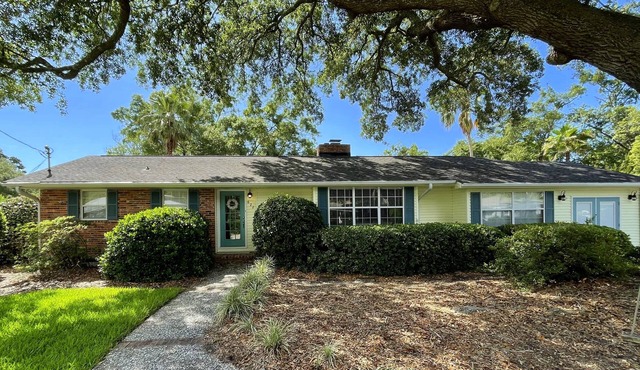 Private home with fenced back yard - PET FRIENDLY!