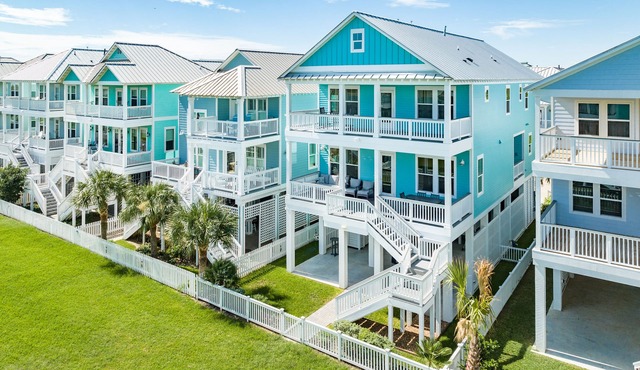 Private Home - 2 Living Areas, 4 Decks, Short Walk to Beach, 9 Miles to Downtown