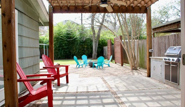 Private home 5 minutes from downtown with large outdoor space!