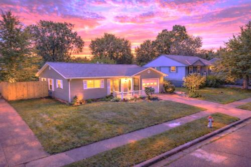 Private Home - Entire House - Ranch - Hot Tub - Pets Welcome - 2 King Beds - Kids Welcome - Fenced Yard - Free Wifi - Quiet Neighborhood