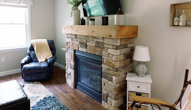 Private home has WIFI, Fireplace, Fire pit, Full Kitchen, 4 mile from Lancaster!