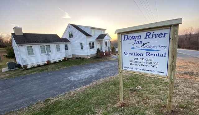 Private Home, Hot Tub, Wifi, Rural Setting, Gas Stove, 70" SmartTV