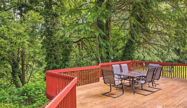Private Home in marvelous Redmond Neighborhood with fitness room, WiFi, AC
