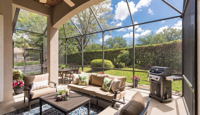Private home-Large screened lanai-BBQ- sleeps 8-easy walk to pool!