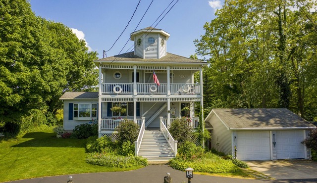 Private Home: Lightkeeper's Refuge steps to beach, marina and boat slip