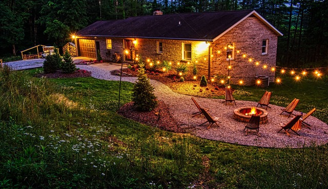 Private home near Hocking Hills! King bed, hot tub, game room, fire place!