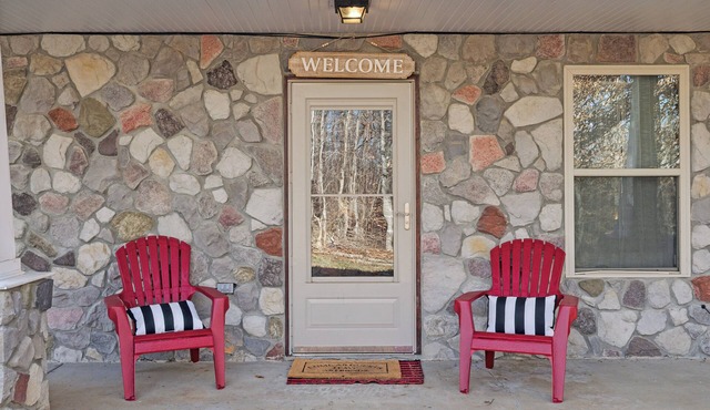 Private Home Nestled on 25 wooded acres. HOT TUB AND POOL TABLE.