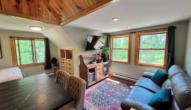 Private Home on 10 Acres with trails. 10 min to Grand Marais. Dog Friendly.