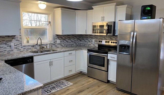 Private Home on 2 acres~ BUT close to everything ~ 30+ night or longer