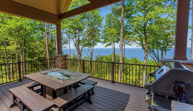 Private home on cliff-water views and golf simulator
