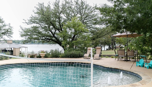 Private home & pool ON Lake Granbury! Close to downtown square!