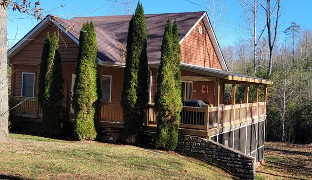 Private home w/Hot tub & pool. In a gated resort community with a boat ramp.