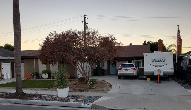 Private home with covered patio and private jacuzzi. 2 miles from the sand. A++